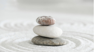 Trois galets symbolisant l'équilibre que peut procurer l'accompagnement par un Psychologue en ligne